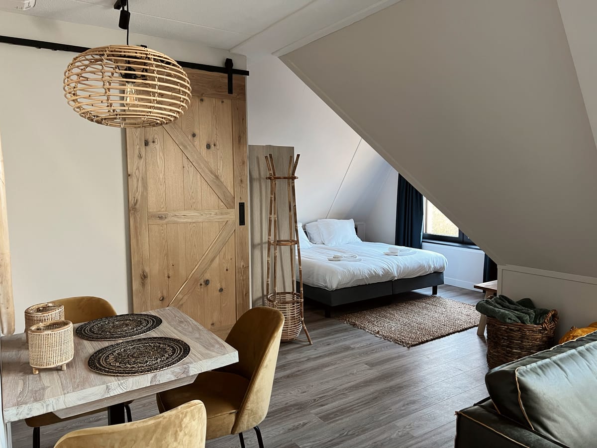 Slaapkamer in appartementencomplex Duno Lodges in Oostkapelle